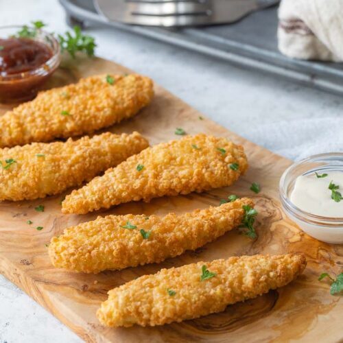 cooked chicken tenders with sauces for dipping